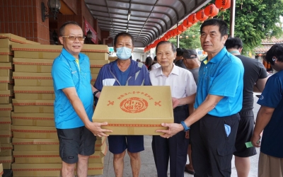 萬和宮送愛！致贈中元普渡供品和2000元 給 南屯區497戶低收家庭