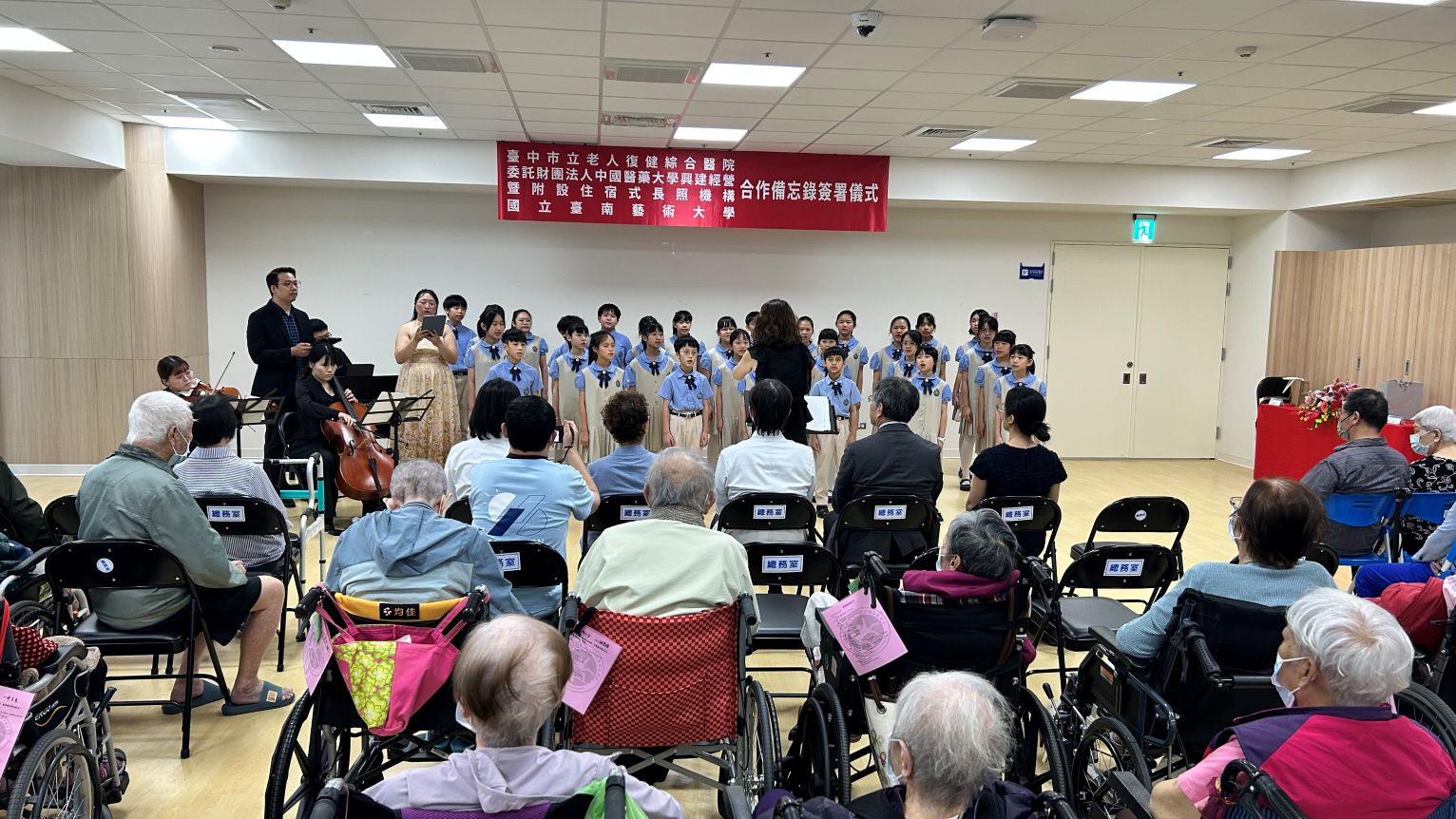 住民與表演者合照02